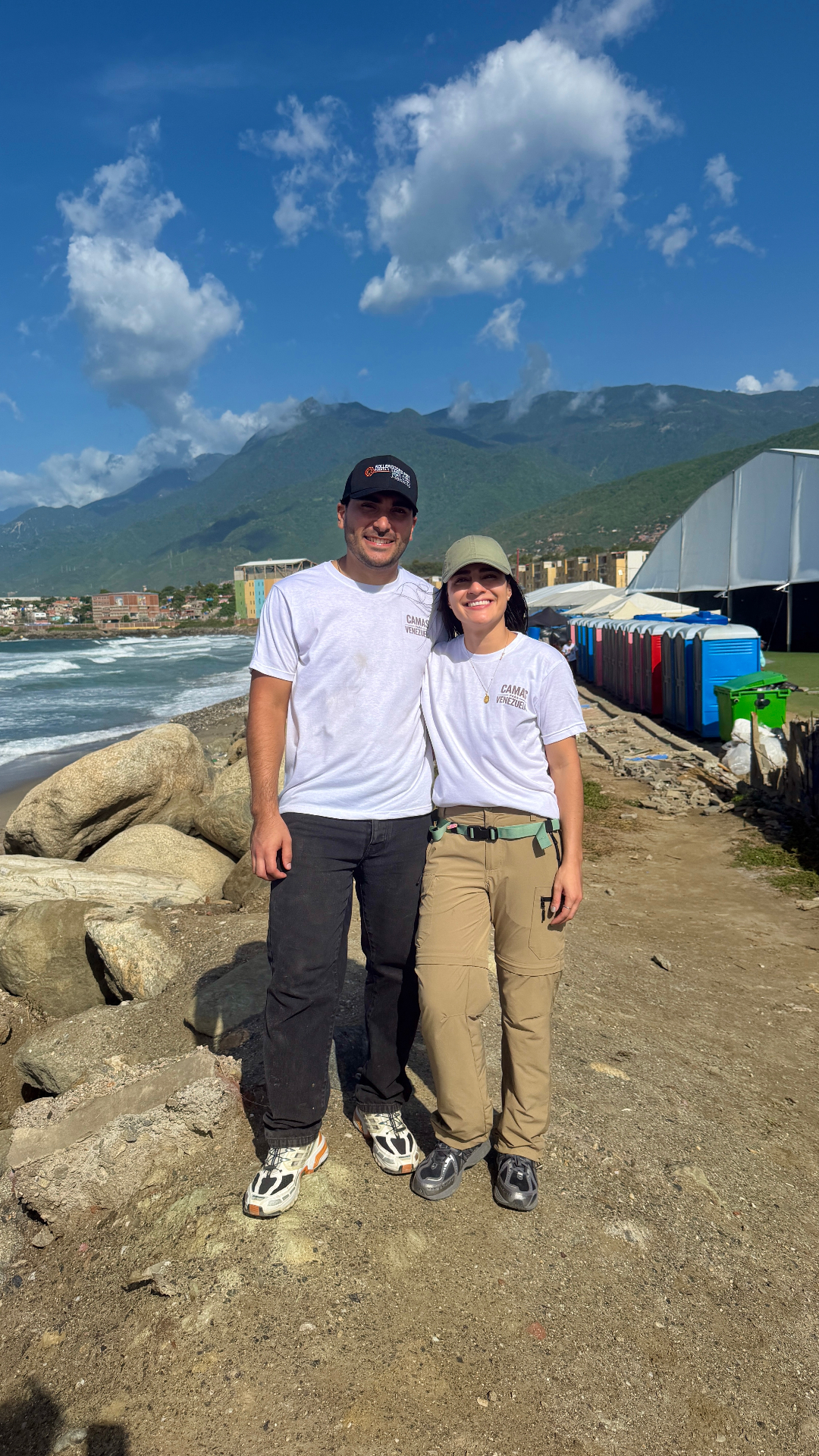 Equipo de Camas para Venezuela en el terreno frente al mar y las carpas